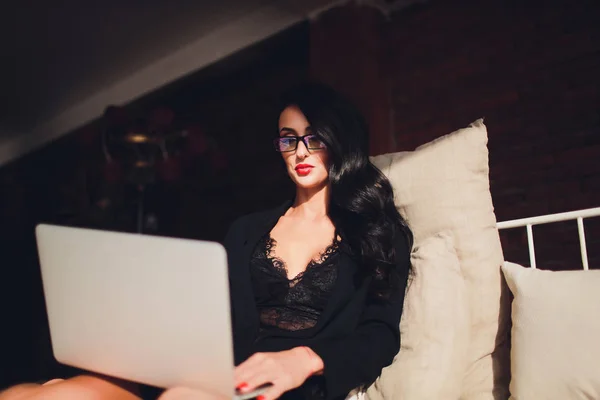 Bella, giovane ragazza in posa di fronte a una fotocamera web, lavorando come un modello sessuale. Il concetto di flirtare online, sesso su Internet. — Foto Stock