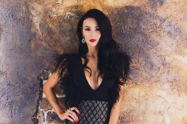 Güzel bir esmer kız göğüsler Portresi.