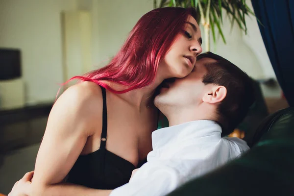 Beijo de casal sensual. Romântico e conceito de amor. Apaixonado amante acariciando despertando mulher bonita. Mulher dominante . — Fotografia de Stock