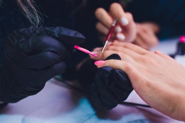 Güzellik salonunda süreç fransa manikür yakın.