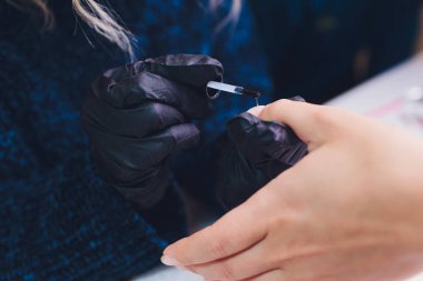 Güzellik salonunda süreç fransa manikür yakın.