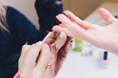 Eldivenli eller erkek el tırnaklarını önemser. Manikür güzellik salonu.