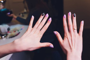 Eldivenli eller erkek el tırnaklarını önemser. Manikür güzellik salonu.