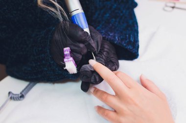 Eldivenli eller erkek el tırnaklarını önemser. Manikür güzellik salonu.