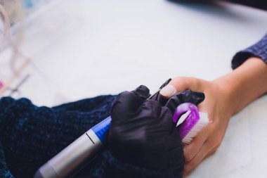 Eldivenli eller erkek el tırnaklarını önemser. Manikür güzellik salonu.