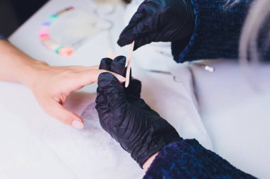 Eldivenli eller erkek el tırnaklarını önemser. Manikür güzellik salonu.