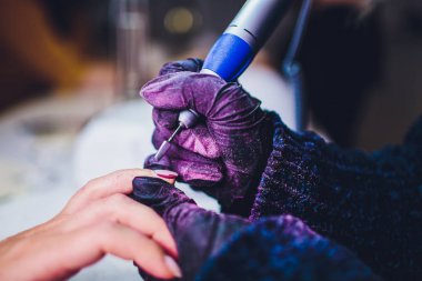 Eldivenli eller erkek el tırnaklarını önemser. Manikür güzellik salonu.