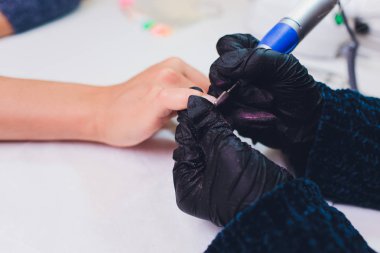 Eldivenli eller erkek el tırnaklarını önemser. Manikür güzellik salonu.