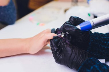 Eldivenli eller erkek el tırnaklarını önemser. Manikür güzellik salonu.