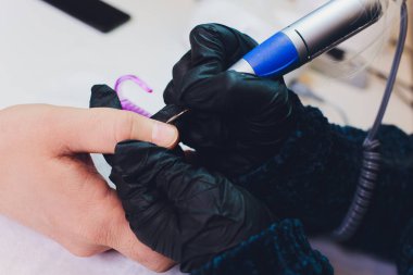 Eldivenli eller erkek el tırnaklarını önemser. Manikür güzellik salonu.