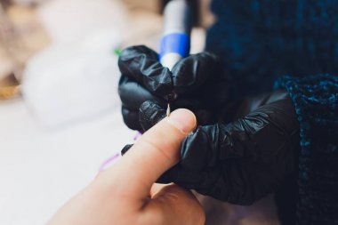 Eldivenli eller erkek el tırnaklarını önemser. Manikür güzellik salonu.