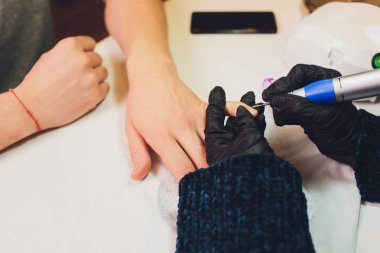 Eldivenli eller erkek el tırnaklarını önemser. Manikür güzellik salonu.