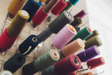 İle çok renkli iplik bobinleri bir sürü resmini.