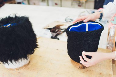 Kazak kapaklar üstünde belgili tanımlık sayaç. Geleneksel Kazak elbise.