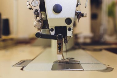 Arka planda atelier Studio profesyonel dikiş makinesi. İşyeri terzi - Dikiş Makinası, iplik, kumaş, makas alır. Dikiş iş kavramı.