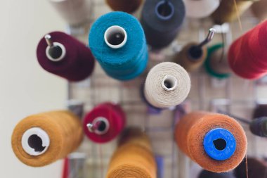 İle çok renkli iplik bobinleri bir sürü resmini.