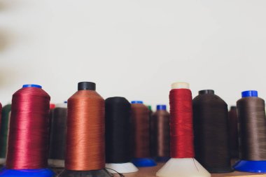 İle çok renkli iplik bobinleri bir sürü resmini.