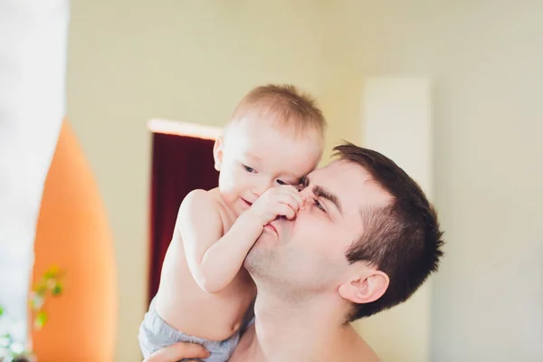 그의 아버지와 작은 아기. 아버지는 그의 손에 아기를 보유. — 스톡 사진