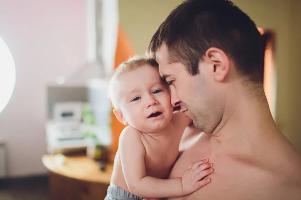 Young father with baby on bed at home. — Stock Photo, Image