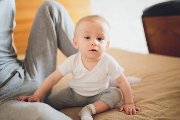 Joven padre con bebé en la cama en casa . —  Fotos de Stock