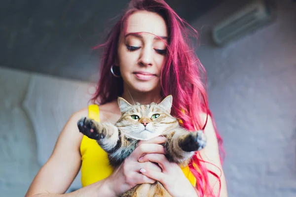 Mooie jonge vrouw met schattige kat rusten thuis. — Stockfoto