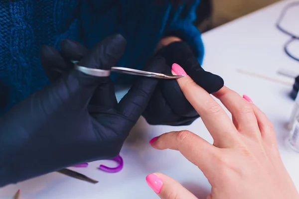 Primo piano di manicure di Francia di processo a salone di bellezza . — Foto Stock