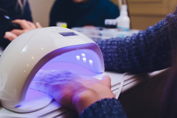 Las manos en guantes se preocupan por las uñas de las manos de los hombres. Salón de belleza de manicura . — Foto de Stock