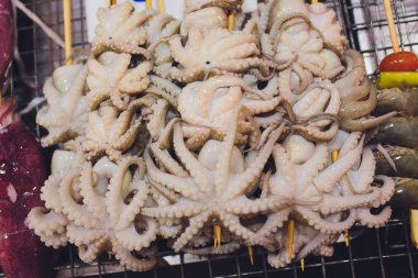 Yunan balık dükkanında buz ile bir kutu içinde taze yakalanmış ahtapot vulgaris.