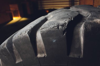 Tüm arazi arabaları, canavar kamyon, bataklık arabası, traktörler için birkaç yeni özel büyük kamyon tekerlek lastikleri görünümüne yakın. Off road arabalar ve kamyonlar için derin koruyucuile geniş lastikler.