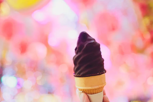 Рука тримає шоколадне потрійне морозиво . — стокове фото
