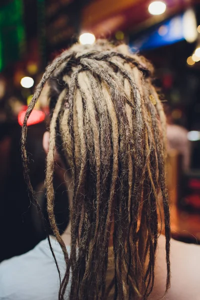 Mujer joven con trenzas grises pelo largo . — Foto de Stock