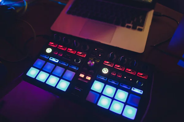 Digitale midi controller paneel met kleurrijke disco licht, Dj draai tafel console geluidsapparatuur. — Stockfoto