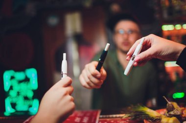 Iqos ısı-değil-yanık tütün ürün teknolojisi. E-Sigara İçilmeyen önce elinde tutan kadın.
