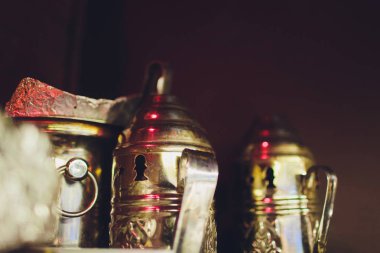 Kızgın kömürlerin nargile arkadaş grubu arka planı için. Manzara, kampanya, kamp, tatil eğlence anlayıştır.
