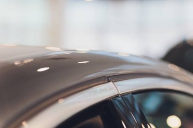 Bayi merkezinde ayna ile lüks spor gümüş araba çatı önünde Yaz görüntü kapatın. Satılık Hisse Senedi için Arabalar. Oto Bayi Envanteri.