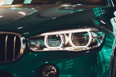 Closeup farlar sırasında modern araba gece ışığı.