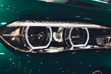 Closeup farlar sırasında modern araba gece ışığı.