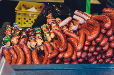 Şık Noel çelenk kırmızı meyveler, süs eşyaları, çam kozalakları, dalları Avrupa şehri sokak binasında. Festival dekorasyon ve aydınlatma şehir merkezinde, kış tatil.