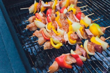 Barbekü Kebaplar ızgara üzerinde sigara. Füme et ve sebze. Barbekü Üzerinde Izgara Kebaplar. Kopyalama Alanı ile Seçici Odak.