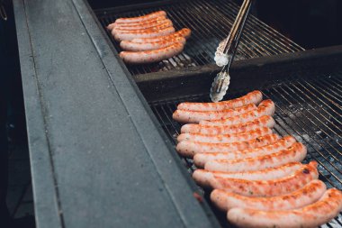 Izgarada ızgara sosis. Seçici odak.