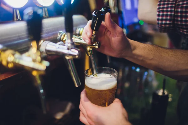 Крупный план руки бармена у пивного крана, наливающего разливное пиво . — стоковое фото