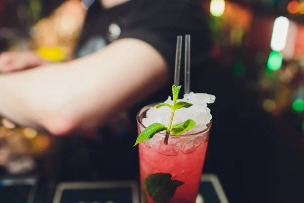 Förfriskning alkoholhaltiga röda tranbär och lime cocktail med rosmarin och is, två glas, mörk bakgrund kopierar utrymme. — Stockfoto