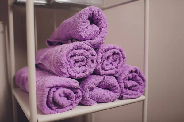 Lot de serviettes torsadées en éponge sur une étagère . — Photo