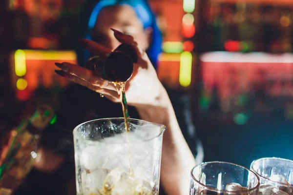 Жіночий бармен. дівчина з блакитним волоссям. виготовлення коктейлю в нічному барі . — стокове фото