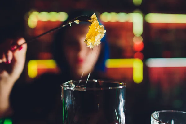 Kobiece barmana. Dziewczyna z niebieskie włosy. koktajl w barze nocnym. — Zdjęcie stockowe