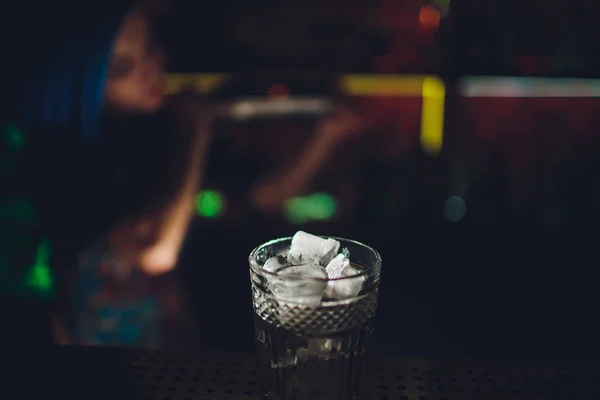 Vrouwelijke bartender. meisje met blauw haar. cocktail maken in nachtbar. — Stockfoto