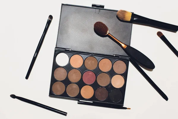 Professionella makeup borstar och verktyg, make-up produkter som. — Stockfoto