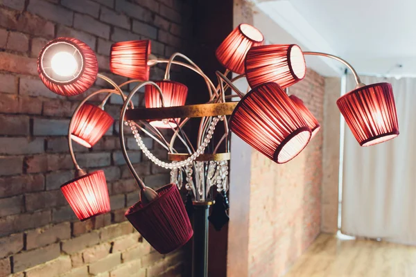Rosso soffitto marrone con adorabile lampadario 12 lampade . — Foto Stock