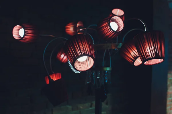 Plafond brun rouge avec lustre adorable 12 lampes . — Photo