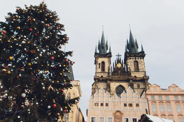 Weihnachtsbaum in der magischen Stadt Prag, Tschechische Republik. — Stockfoto